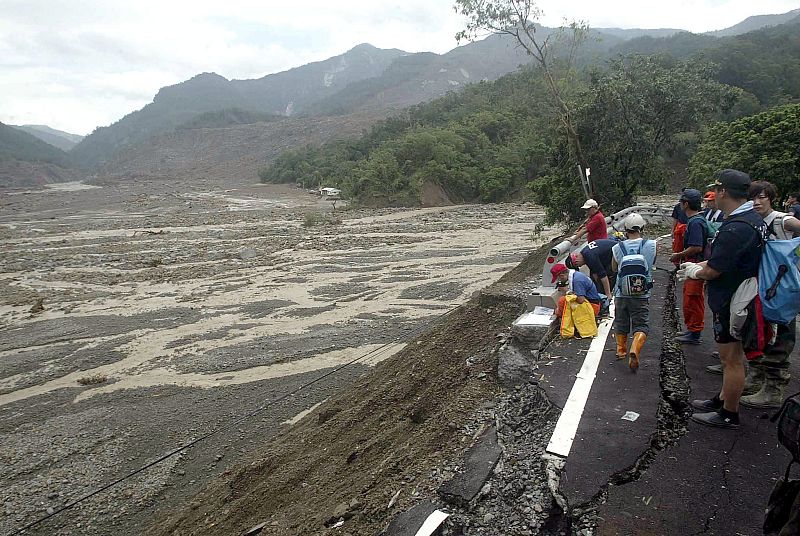 LOS SOLDADOS TAIWANESES ENCUENTRAN 70 SUPERVIVIENTES EN UNA ALDEA CUBIERTA POR EL LODO EN KAOHSIUNG
