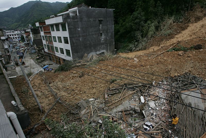 VISTA GENERAL DE UN DERRUMBE OCASIONADO POR EL TIFÓN MORAKOT QUE DESTRUYÓ SIETE CASAS