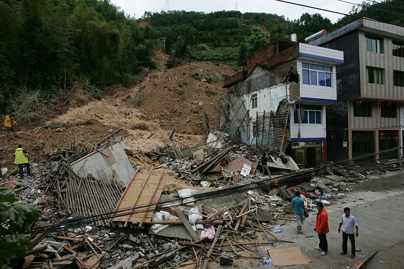 VISTA GENERAL DE UN DERRUMBE OCASIONADO POR EL TIFÓN MORAKOT QUE DESTRUYÓ SIETE CASAS