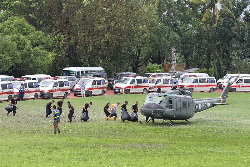 LOS SOLDADOS TAIWANESES ENCUENTRAN 70 SUPERVIVIENTES EN UNA ALDEA CUBIERTA POR EL LODO EN KAOHSIUNG