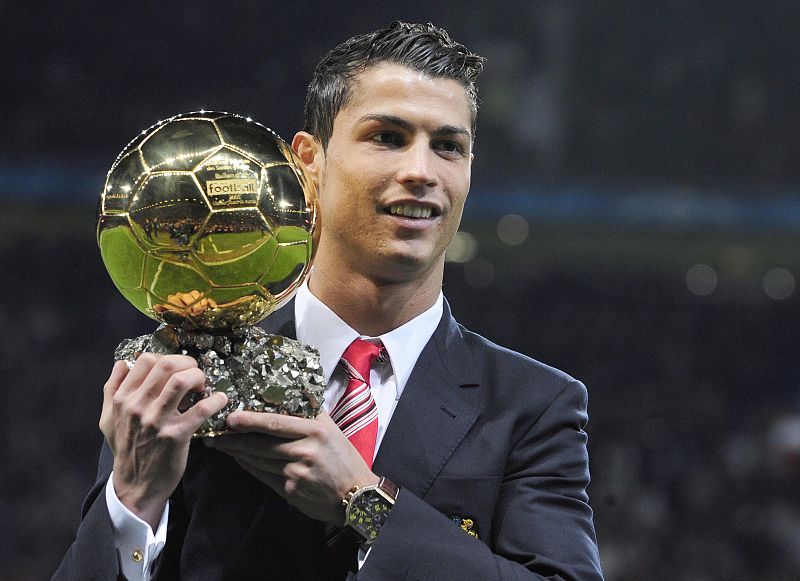 Ronaldo posa con el Balón de Oro 2008