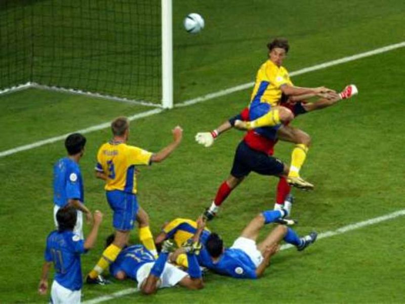 Durante la EURO 04, Zlatan anotó uno de los mejores goles de la historia ante Italia