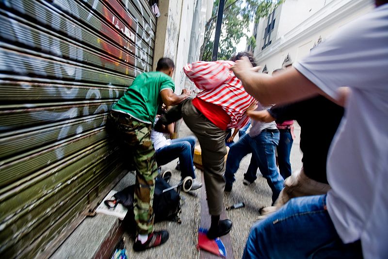 DOCE PERIODISTAS VENEZOLANOS SON HERIDOS POR PRESUNTOS AFECTOS AL GOBIERNO