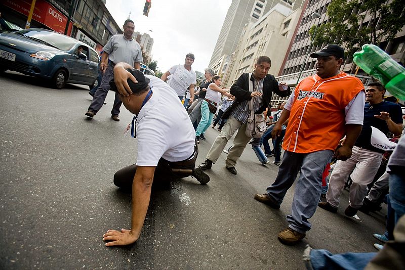 DOCE PERIODISTAS VENEZOLANOS SON HERIDOS POR PRESUNTOS AFECTOS AL GOBIERNO