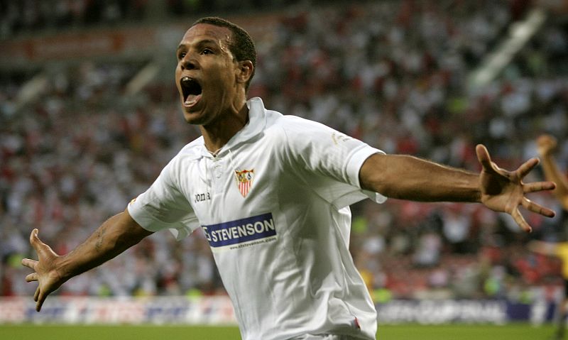 Luis Fabiano celebra un gol en la final de la UEFA frente al Middlesbrough, que supuso el primer título europeo para el Sevilla.