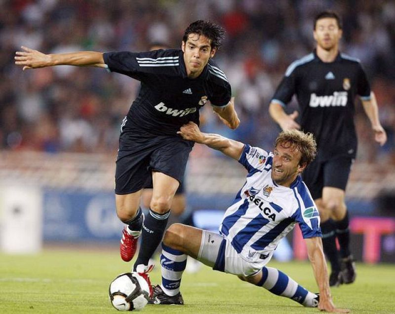 El brasileño Kakà no lo tuvo fácil ante la defensa 'txuri-urdin'.