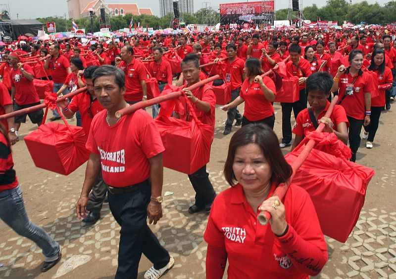 UNOS 10.000 MANIFESTANTES PIDEN EL PERDÓN REAL PARA SHINAWATRA