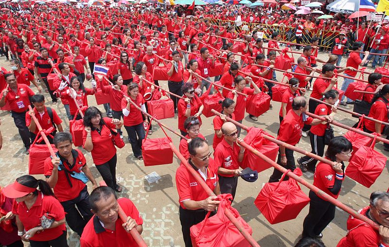 UNOS 10.000 MANIFESTANTES PIDEN EL PERDÓN REAL PARA SHINAWATRA