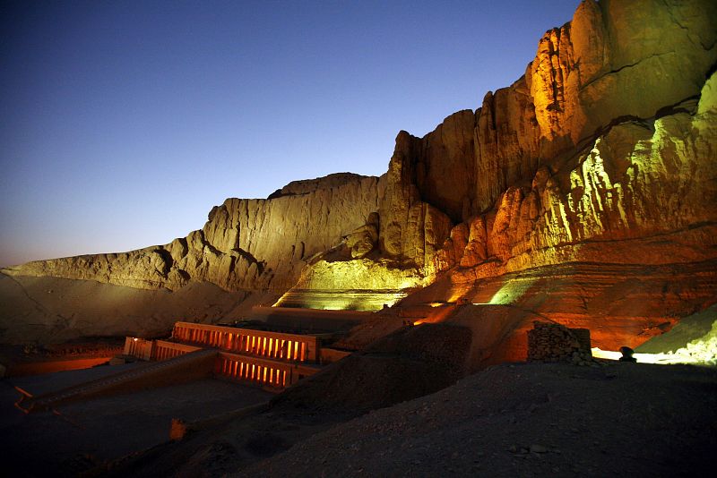 LUCES DE DIFERENTES COLORES ILUMINAN EL TEMPLO MORTUORIO DE LA REINA-FARAONA HATSHEPSUT CERCA DE LUXOR