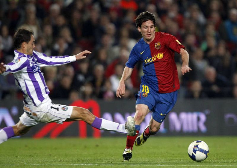 Muchas veces la única manera de frenar a Messi es en falta