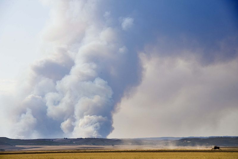 LA UME Y EFECTIVOS DE ARAGÓN LUCHAN CONTRA EL FUEGO EN UN CAMPO DE MANIOBRAS
