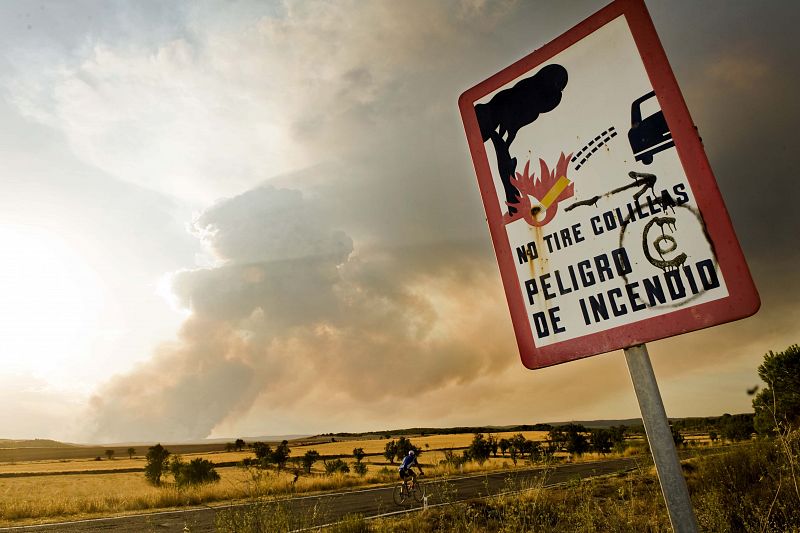 LA UME Y EFECTIVOS DE ARAGÓN LUCHAN CONTRA EL FUEGO EN UN CAMPO DE MANIOBRAS