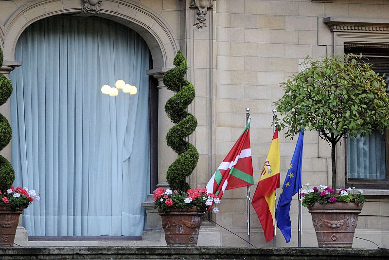 LAS BANDERAS ONDEAN POR PRIMERA VEZ EN EL EXTERIOR DE AJURIA ENEA