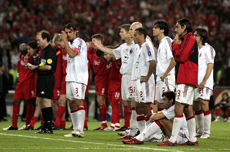 Pirlo con sus compañeros durante la tanda de penaltis que les privó de ganar la Champions en 2005 ante el Liverpool