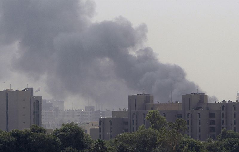 La explosión frente al ministerio de Exteriores ha provocado una intensa columna de humo que se podía divisar desde todo Bagdad.