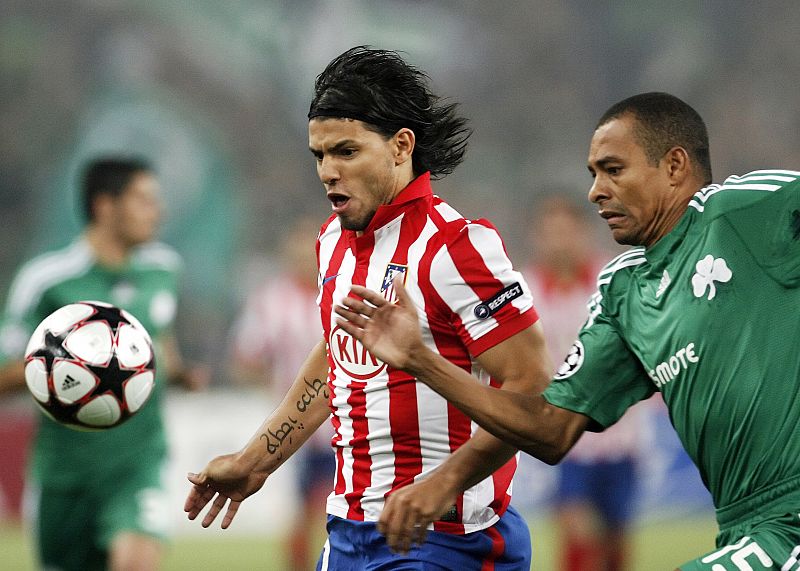 El Kun Agüero pelea un balón con Gilberto.