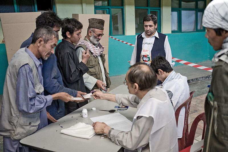 AFGANOS VOTAN EN ELECCIONES PRESIDENCIALES Y PROVINCIALES