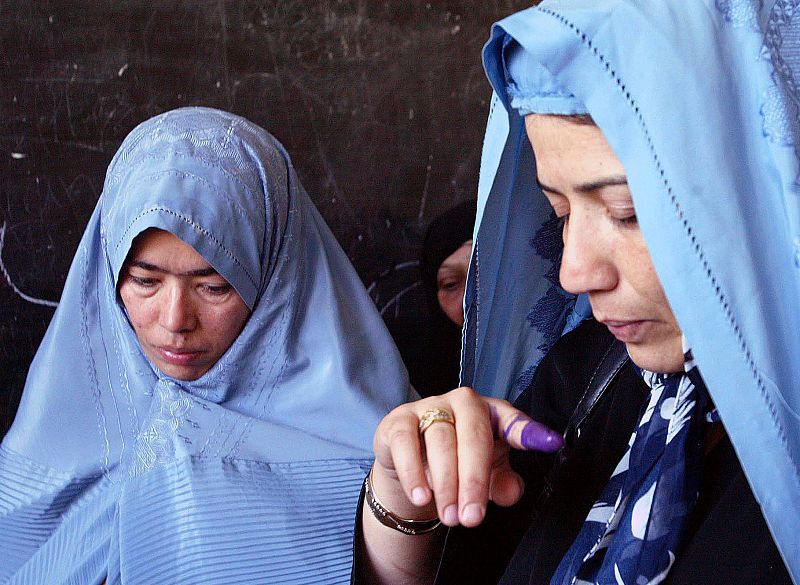 AFGANOS VOTAN EN ELECCIONES PRESIDENCIALES Y PROVINCIALES