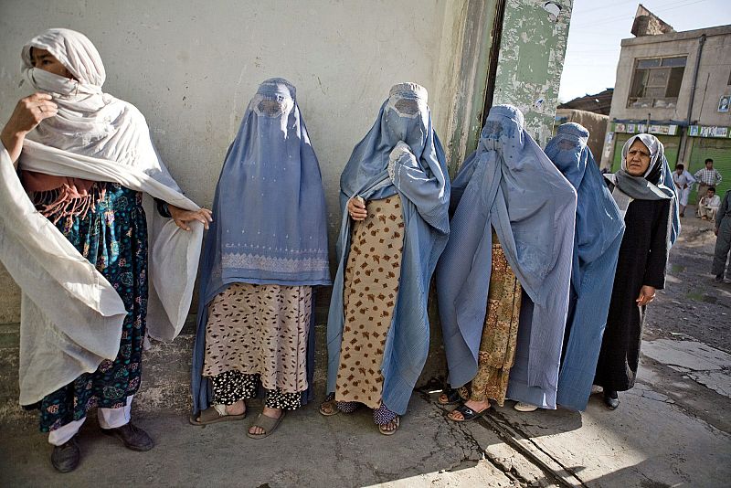 AFGANOS VOTAN EN ELECCIONES PRESIDENCIALES Y PROVINCIALES