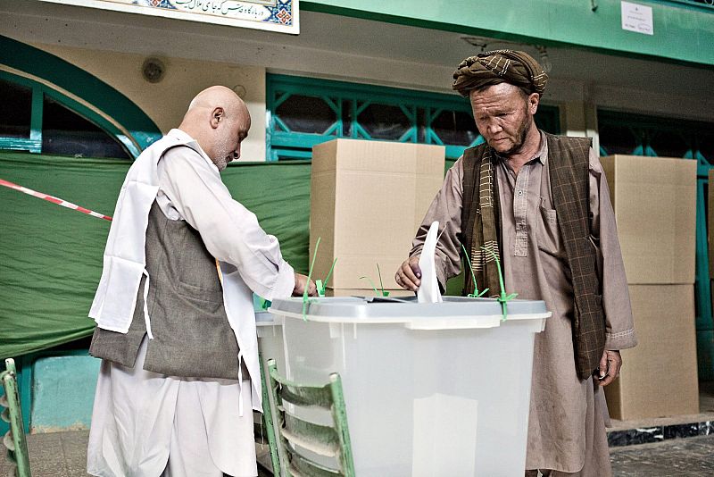 AFGANOS VOTAN EN ELECCIONES PRESIDENCIALES Y PROVINCIALES