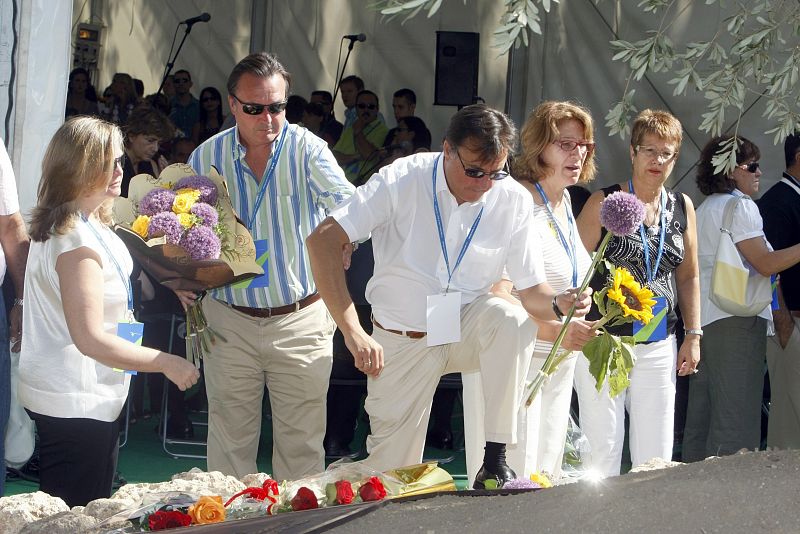 Ofrenda floral por las víctimas