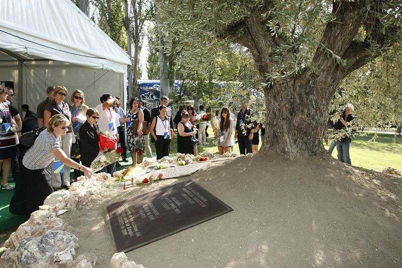 Ofrenda floral por las víctimas