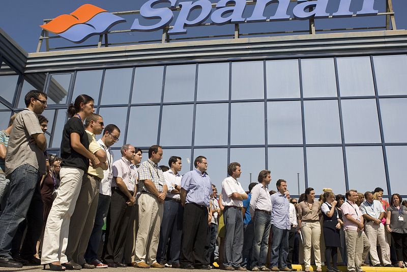 Minuto de silencio de los trabajadores de Spanair