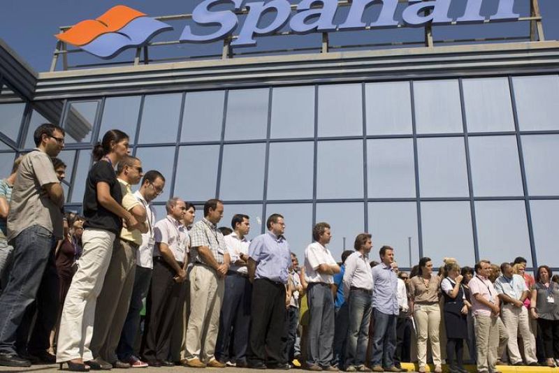Minuto de silencio de los trabajadores de Spanair
