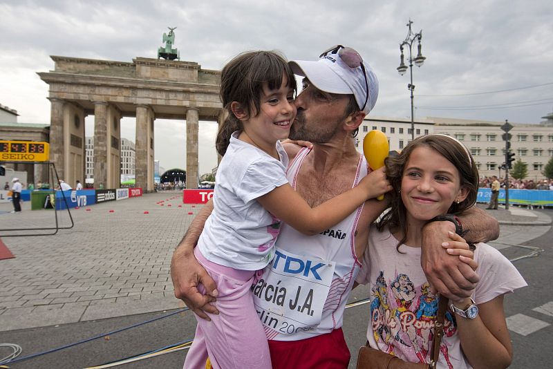 Jesús Angel García Bragado con sus hijas tras conseguir la medalla de bronce de los 50km marcha del Campeonato del Mundo de Atletismo que se está disputando en Berlin.