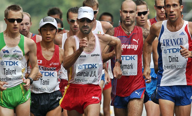 Jesús Ángel García Bragado rodeado por otros competidores durante la prueba de los 50km marcha del Mundial de Atletismo Berlin2009 que se disputa en la emblemática calle Unter den Linden y la puerta de Brandemburgo.