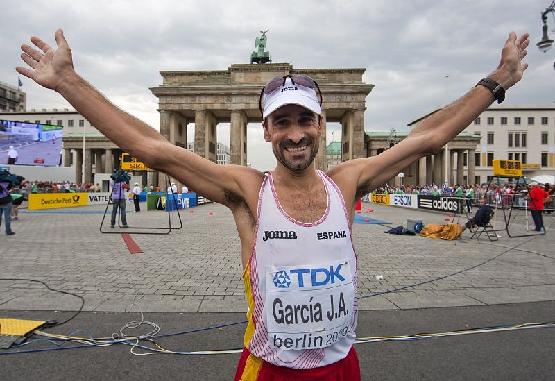 El atleta español Jesús Angel García Bragado tras conseguir la medalla de bronce de los 50km marcha del Campeonato del Mundo de Atletismo que se está disputando en Berlin.