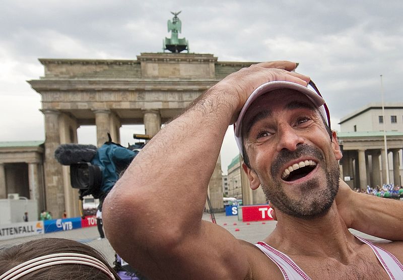 Jesús Angel García Bragado tras conseguir la medalla de bronce de los 50km marcha del Campeonato del Mundo de Atletismo.