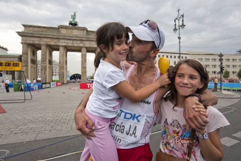 Jesús Angel García Bragado con sus hijas tras conseguir la medalla de bronce de los 50km marcha del Campeonato del Mundo de Atletismo que se está disputando en Berlin. 