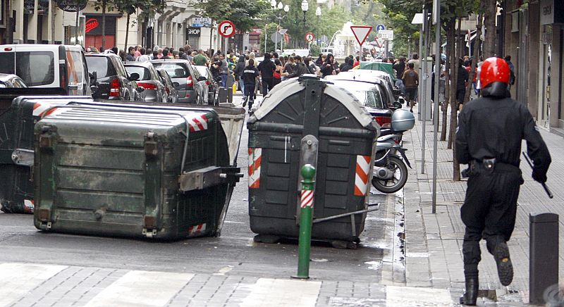 Algunos manifestantes han cruzado contenedores por las calles adyacentes a medida que se acercaban hacia la Gran Vía bilbaína. La Ertzaintza les ha cortado el paso y ha procedido a su dispersión con diversas cargasÓN MANIFESTACIÓN