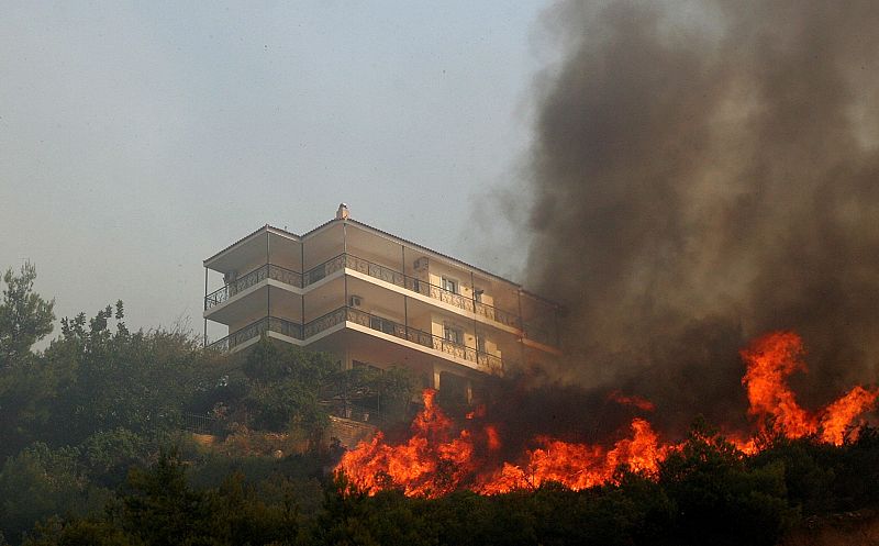 SEGUNDA NOCHE DE PESADILLA EN EL NORESTE DE ATENAS CON BOSQUES EN LLAMAS