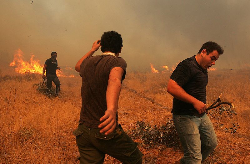 SEGUNDA NOCHE DE PESADILLA EN EL NORESTE DE ATENAS CON BOSQUES EN LLAMAS