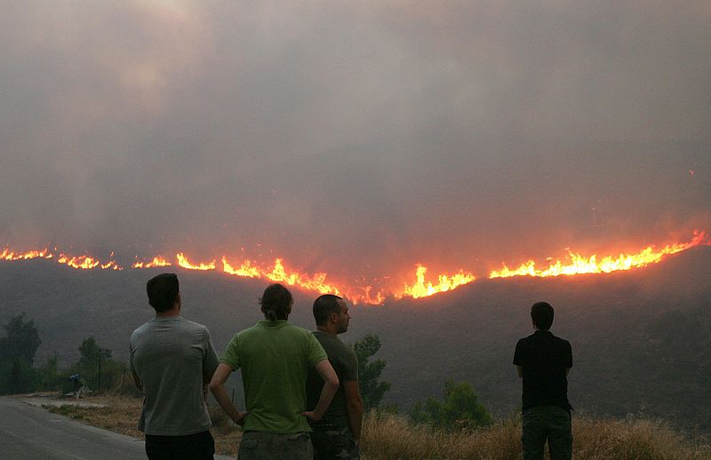 SEGUNDA NOCHE DE PESADILLA EN EL NORESTE DE ATENAS CON BOSQUES EN LLAMAS