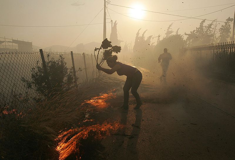 SEGUNDA NOCHE DE PESADILLA EN EL NORESTE DE ATENAS CON BOSQUES EN LLAMAS