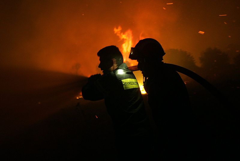 LOS ATENIENSES SE PREPARAN PARA UNA TERCERA NOCHE DE TERROR POR LAS LLAMAS