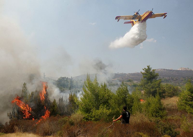 MILES DE EVACUADOS POR LA CERCANÍA DE LAS LLAMAS A ATENAS