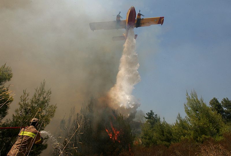 MILES DE EVACUADOS POR LA CERCANÍA DE LAS LLAMAS A ATENAS