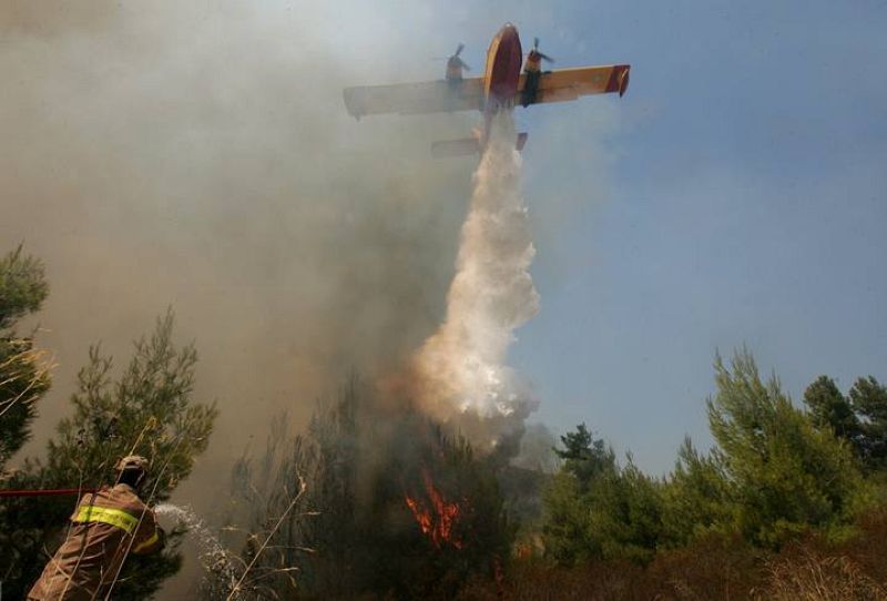 MILES DE EVACUADOS POR LA CERCANÍA DE LAS LLAMAS A ATENAS