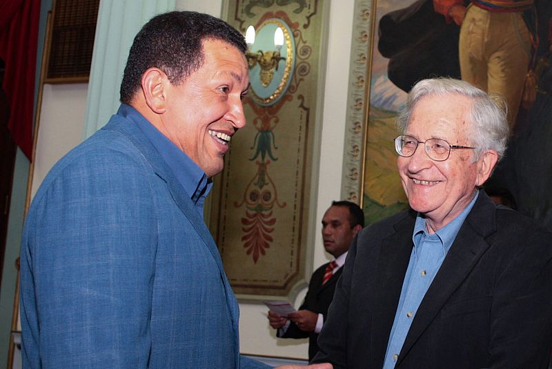 El intelectual estadounidense Noam Chomsky ha visitado Venezuela, donde se ha entrevistado con el presidente Hugo Chávez, muy próximo a su vertiente intelectual.