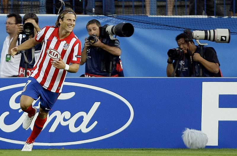 El Atlético se adelantó en el marcador en el minuto 4 de partido, con un gol del defensa griego Vintra en propia puerta, tras un remate de Diego Forlán.