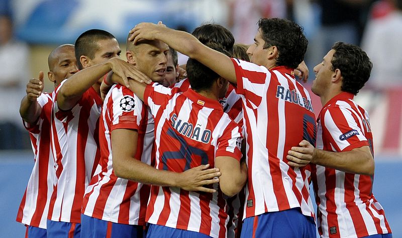 El equipo celebra el primer gol del Atlético de Madrid, que le acerca aún más a la Champions.