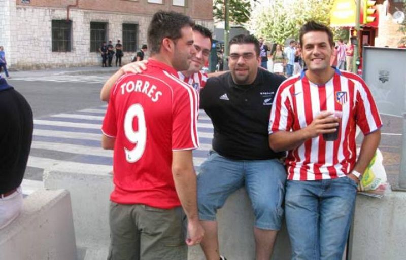 Un seguidor con la camiseta del Liverpool y el nombre del ex rojiblanco Fernando Torres.