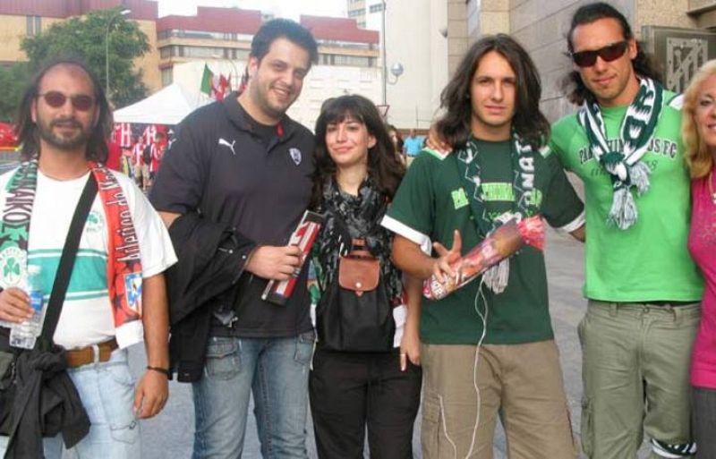 Varios aficionados del Panathinaikos en la puerta del estadio.