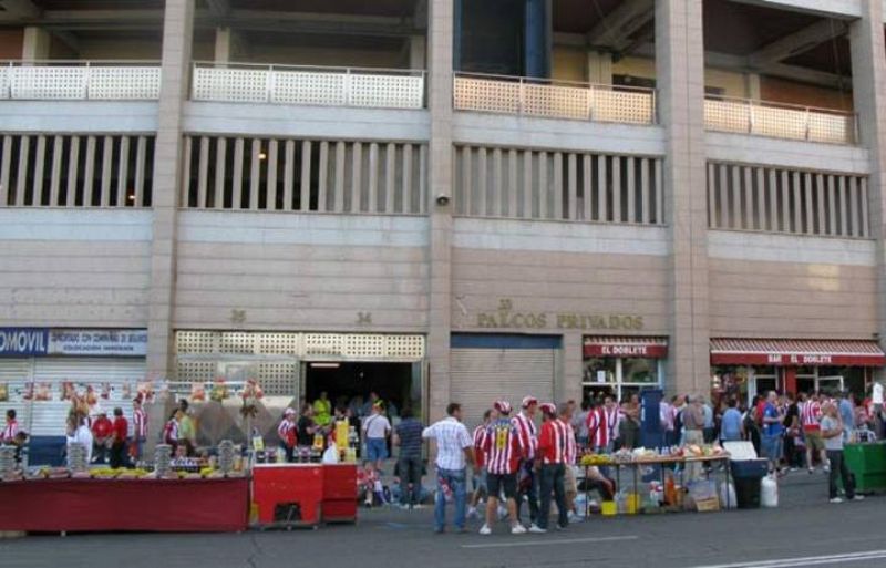 Hinchas rojiblancos esperan el comienzo del partido a las afueras del estadio.