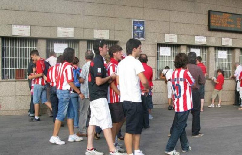 Algunos seguidores se acercaron a última hora de la tarde a las taquillas del Calderón para sacar su entrada.