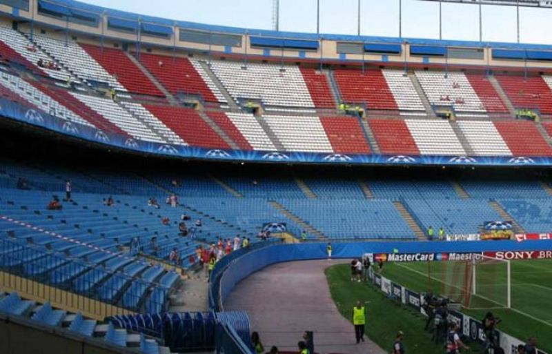 Las gradas del Calderón horas antes del comienzo del partido entre Atlético y Panathinaikos.